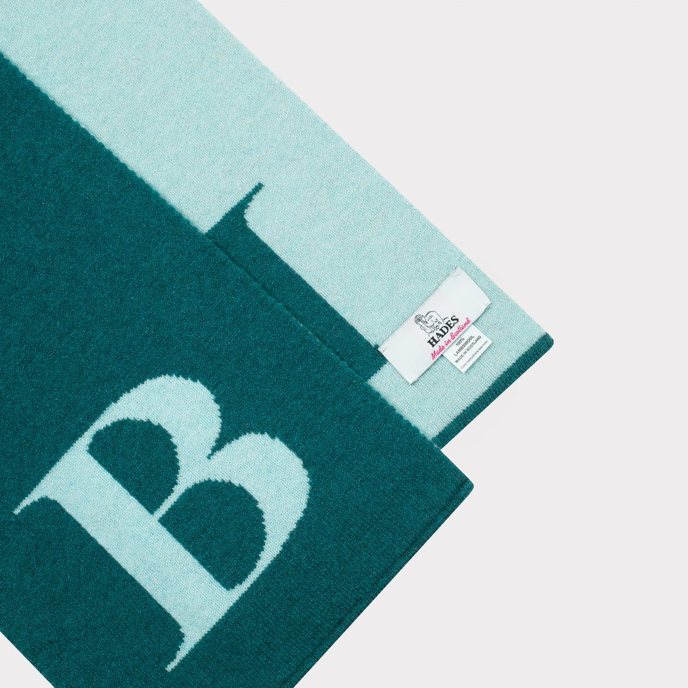 Flat image of the detail and label of the  'B' scarf.