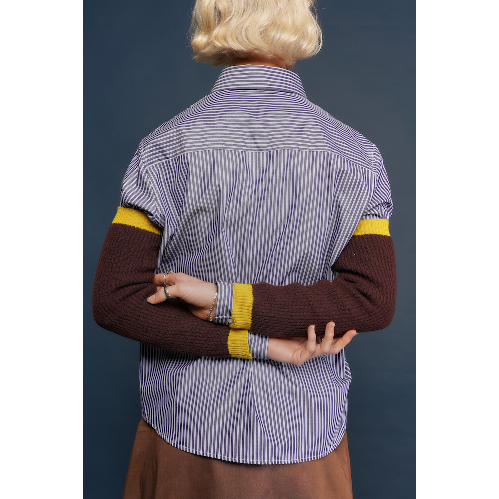 Model wearing the HADES arm warmers in brown & mustard