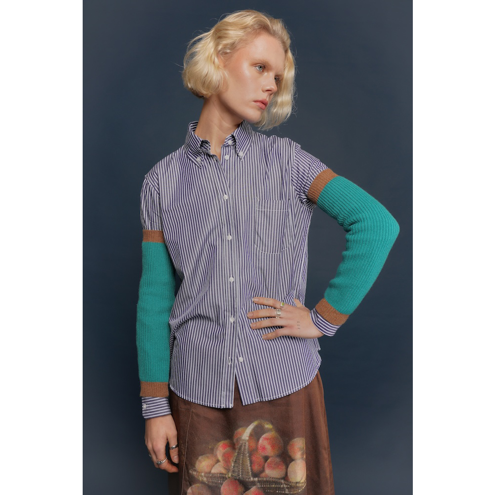 Model wearing the HADES arm warmers in teal & mushroom 