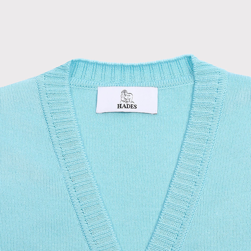 Detail flatshot of the 138 neckline and HADES label.